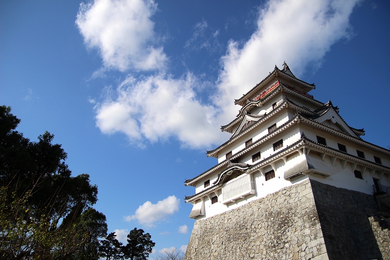 佐賀県にある唐津城。垂直に切り立つ石垣の上に天守閣がそびえています。