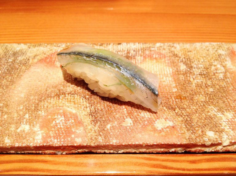 Saat mengesankan dari sebuah karya besar Sushi di Fukuoka