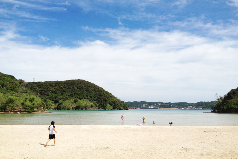 This is a swimming beach on Tatsuno Island in Iki. It is a white sand beach in the bay where children play in the water.