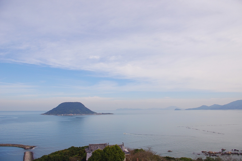 唐津湾と広い松林、高島を、唐津城の天守閣から望みます。