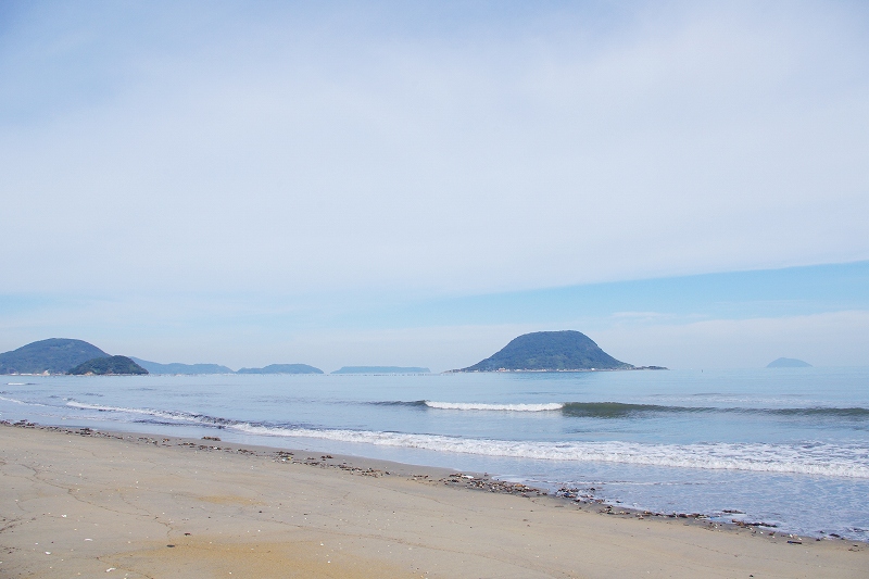 The beach faces Karatsu Bay. There is Takashima Island off the coast.