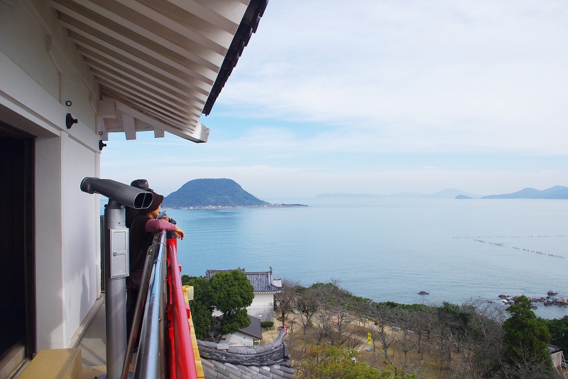 唐津湾と広い松林、高島を、唐津城の天守閣から望みます。