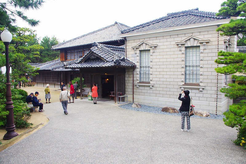 The former Takatori Residence in Karatsu was the home of Koreyoshi Takatori, who made his fortune in the coal industry. To the right of the Japanese-style house is a Western-style building with masonry walls.