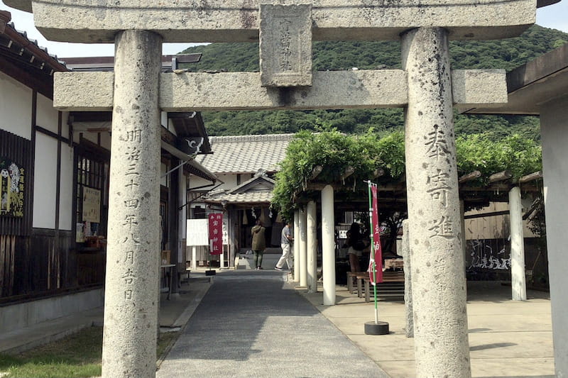 佐賀県唐津にある宝当神社です。鳥居の奥に神殿があります。