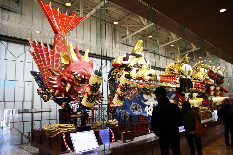 The floats used in the Karatsu Kunchi Festival are stored at the Hikiyama Exhibition Hall. They are in the shape of a sea bream, a lion, and a Japanese samurai helmet.