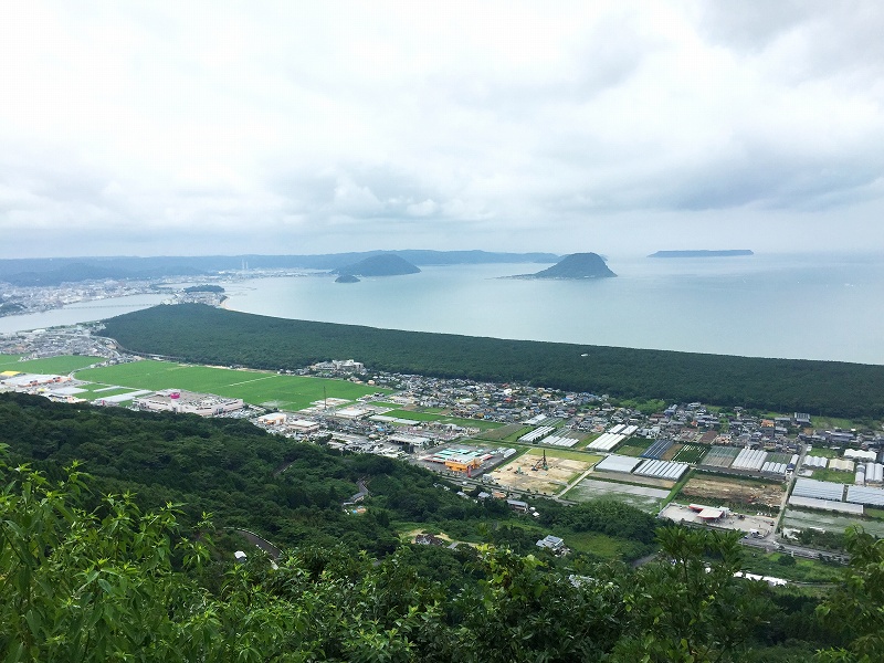 View of Karatsu Bay and Nijinomatsubara (pine forest along the Karastu Bay) from Kagamiyama Observatory.