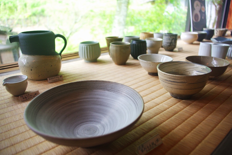 One of the Karatsu Ware, Ryuta-gama (Ryuta-kiln). Several types of Karatsu ware are on display, including bowls and teacups.