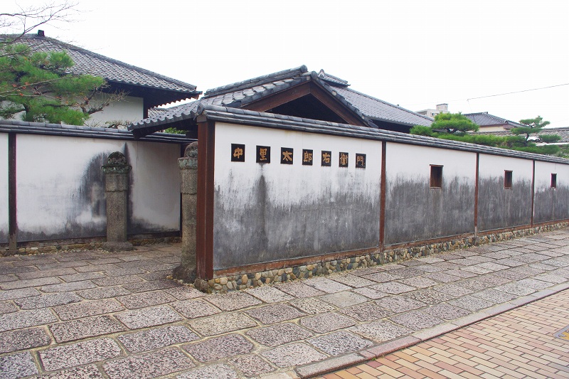 This is the exterior of Nakazato Taroemon Pottery of Karatsu ware. It is a Japanese-style building, surrounded by white walls.