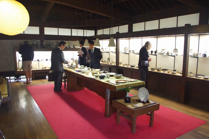 This is the showroom of Nakazato Taroemon of Karatsu ware. Teacups, bowls, and other Karatsu ware ceramics are on display and for sale.