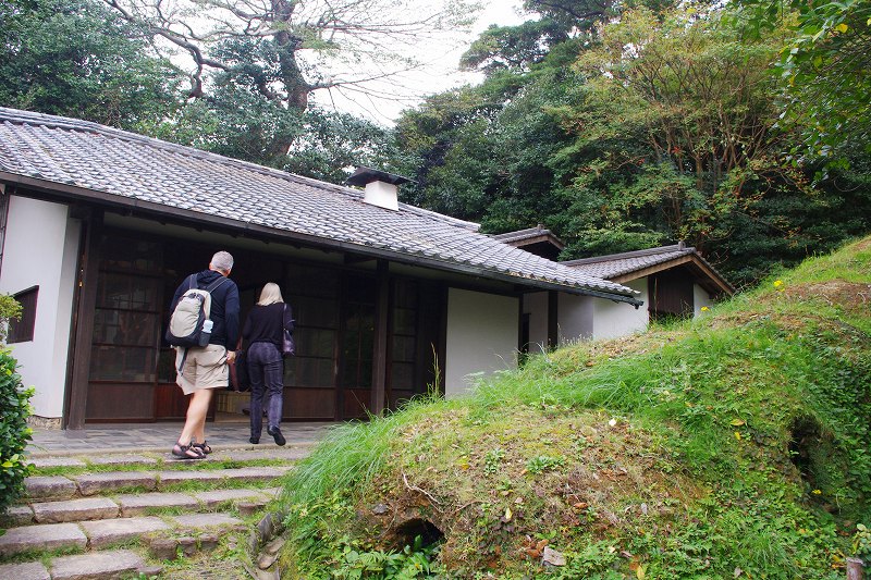 唐津焼の中里太郎右衛門の工房の外観です。工房は、平屋の和風建築物です。建物の前には登り窯がありますが、現在は使用されていません。