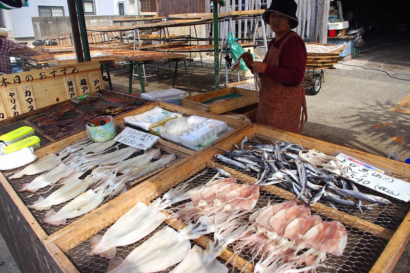 呼子漁港では、その場で干したイカや飛び魚の干物の販売所があちこちにあります。