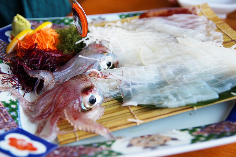 唐津呼子のおすすめイカ料理店、イカ本家本店のイカの活き造りです。生きている新鮮なイカは透明です。