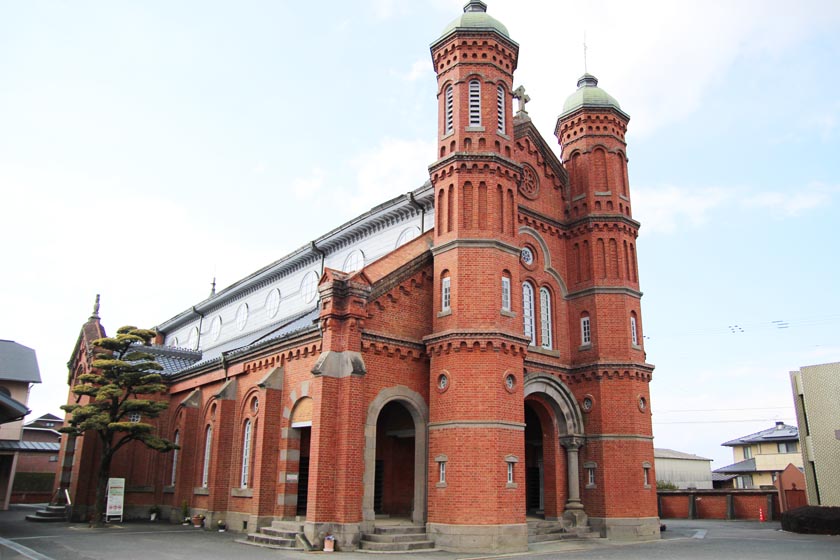 Imamura Catholic Church is located in the town of Tachiarai, Fukuoka Prefecture. The building is a brick Romanesque style with two towers. The red color of the bricks makes it a beautiful church.