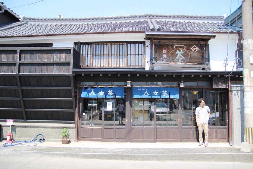 This is Yabeya Konomi Honke, a Yame tea store in Yame City. The building is a historic townhouse that has been around since the Edo period and is designated as a tangible cultural property of Yame City.