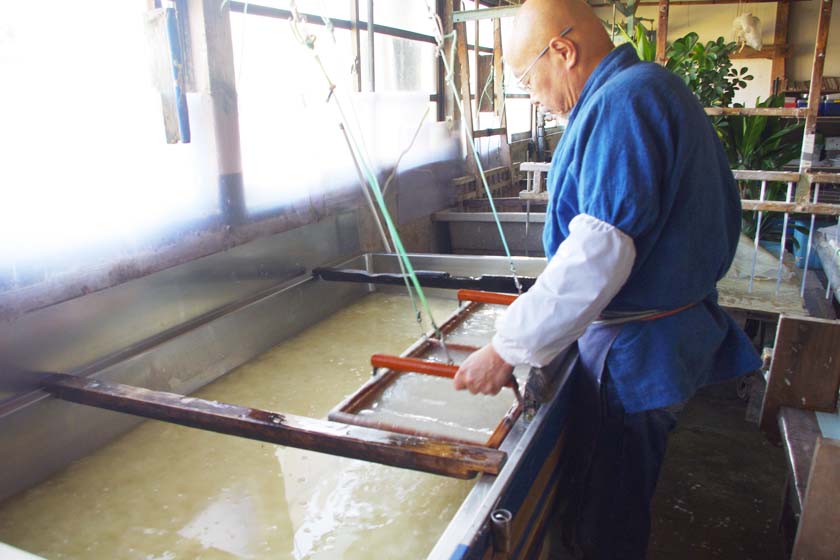 This is the Matsuo Washi Workshop in Yame. Artisans make paper from water containing plant fibers and other materials, using filters made of wood.