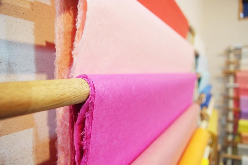 八女にある松尾和紙工房で作られた紫色、桃色などの和紙です。