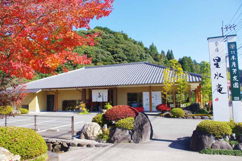 Seisui-an, the teahouse of Kiyahoyuen in Yame. It is a flat-roofed Japanese house, and the autumn leaves are turning red in the foreground.