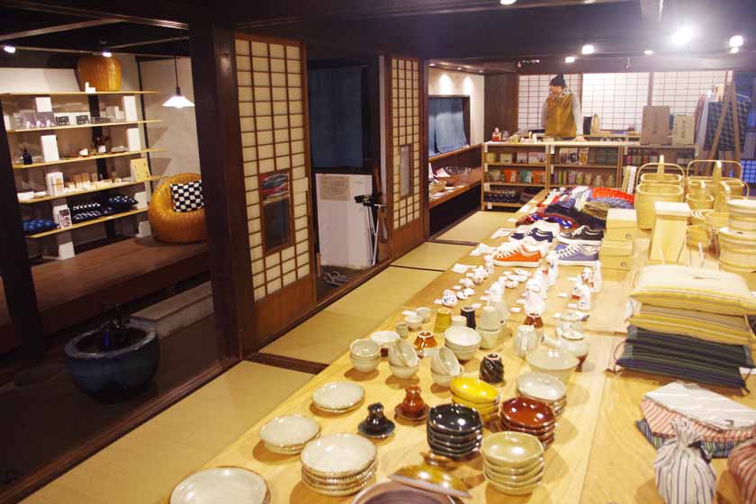 The Unagino Nedoko is a select store in Yame City that sells many traditional handicrafts.