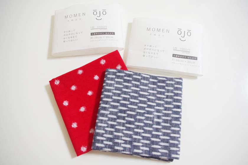 This is a Kurume Kasuri handkerchief I bought at Unagino Nedoko. On the left side, there is a small white circle on a red background. On the right is an arrow pattern in indigo and white.