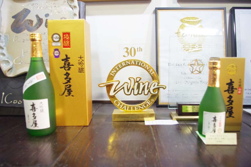 福岡県八女市にある蔵元「喜多屋」は、2013年にIWC（インターナショナル・ワイン・チャレンジ）で優勝しました。喜多屋の店内にはそのコンテストの賞状と盾が飾られています。