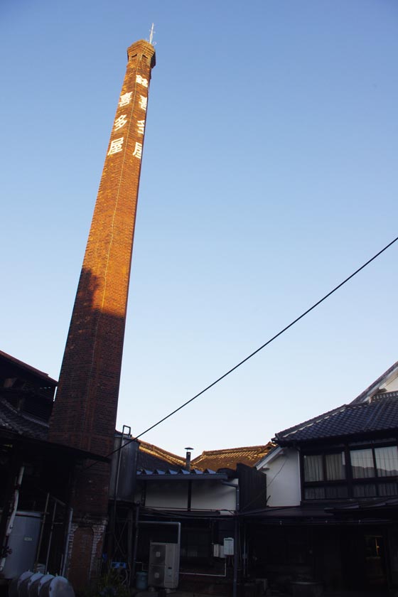 喜多屋は福岡県八女市にある日本酒の蔵元です。長い煙突には喜多屋と書かれています。