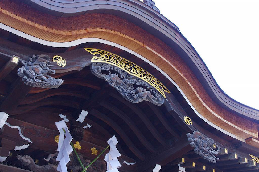 Hakata area in Fukuoka City, Japan. This is a carving on the roof of the main hall in Kushida shrine.