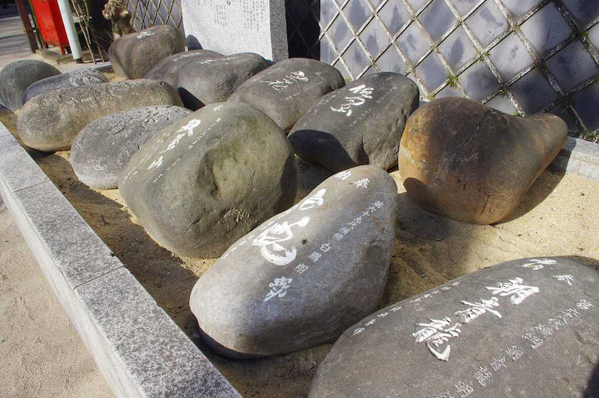 Hakata area in Fukuoka City. There are some stones "Chikaraishi" which Sumo wrestlers' name are carved on is in Kushida shrine.