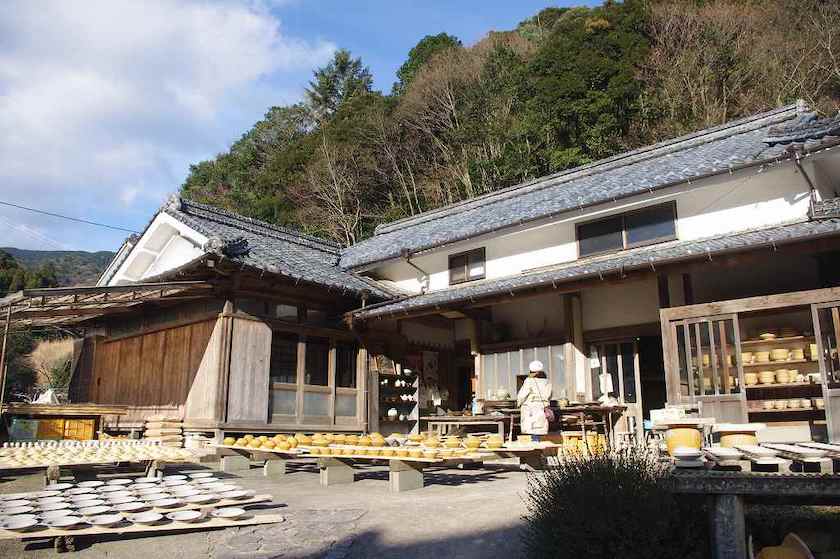 Onta-yaki, tembikar indah yang dibuat dengan tangan di 10 tempat pembakaran di pegunungan Kota Hita, Oita