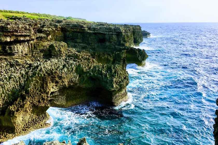 断崖絶壁の田皆岬は、崖から見下ろすと荒波に浸食された崖と青い海が圧巻の沖永良部島での有名な観光地です。
