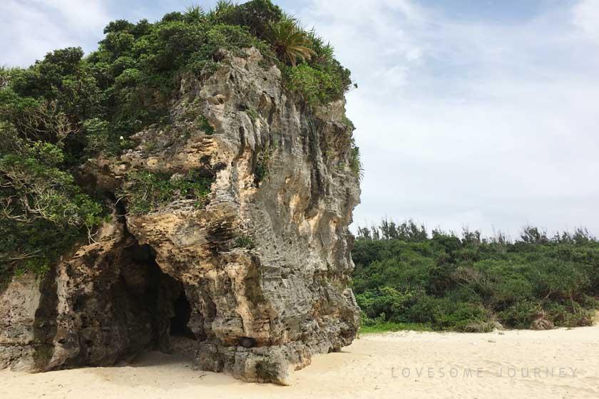 沖永良部島の出花泊の海岸には、浸食された奇岩が自然の芸術品のように並んでいます。
