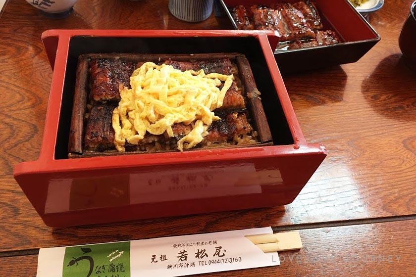 This is a Yanagawa specialty and a popular Yanagawa gourmet dish, unagi no seiro-mushi. Eel and a thinly sliced yellow omelet are placed on top of the rice.