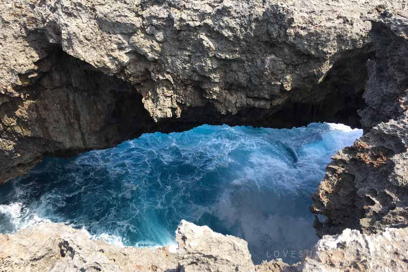 沖永良部島にあるフーチャと呼ばれる場所です。波の浸食により開いた穴から、強風や高波の日になると潮が高く噴き上げます。