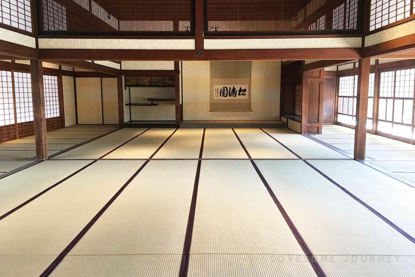This is a large hall in the residence of the Tachibana family, lords of the Yanagawa domain.