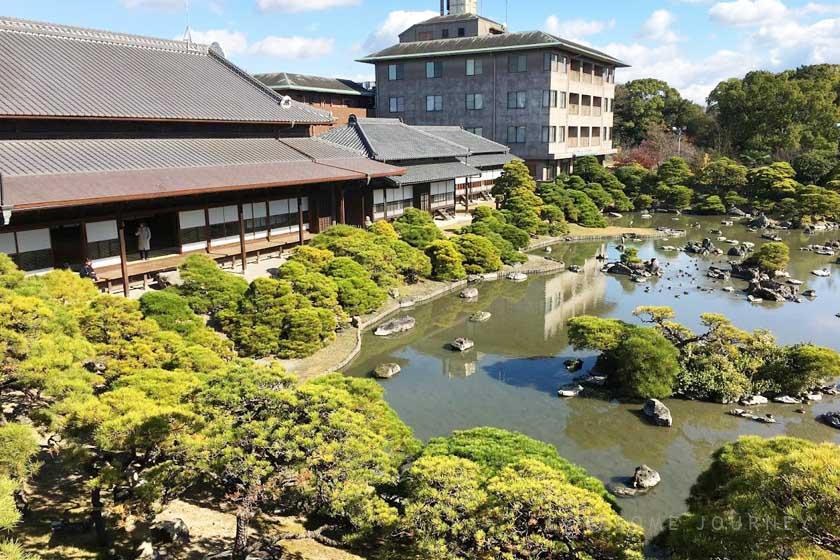 This is a panoramic view of Yanagawa Ohana. The Japanese garden, Shotoen, spreads out in front of the large residence of the Tachibana family, lords of the Yanagawa domain. In the back, you can see the hotel.
