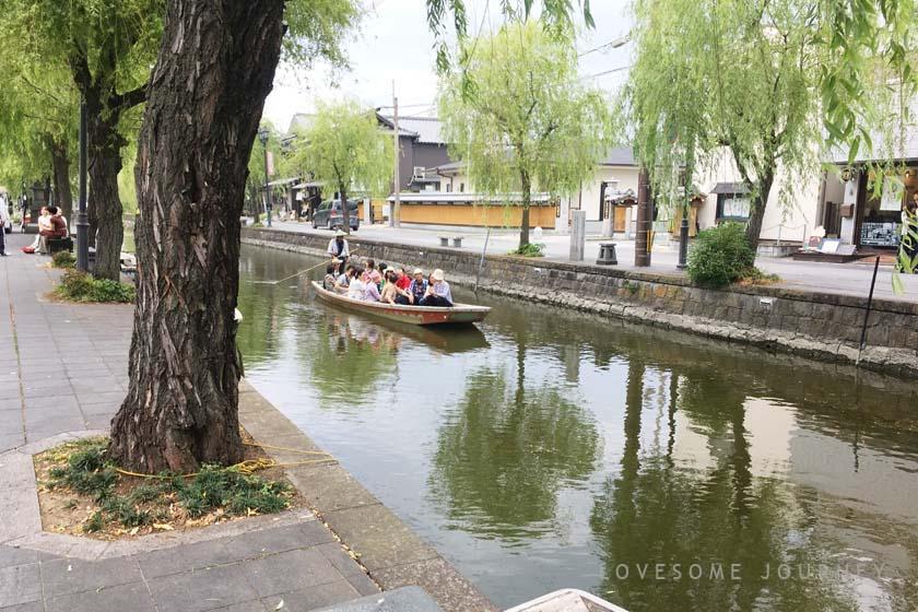 Okihata is located in Yanagawa. The atmosphere is typical of Yanagawa, with boats passing through the moat and rows of willow trees along the moat.