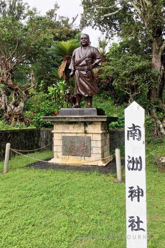 南洲神社に、西郷隆盛の像が立っています。