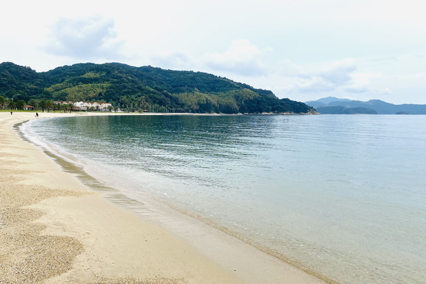 It is Katazoegahama beach in Suo Oshima island. In outside the summer season, the beach is calm because of less people.