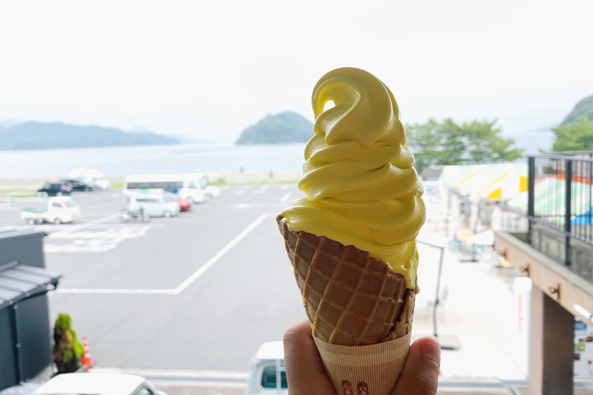 道の駅 サザンセトとうわで売られている、みかんソフトクリームです。ソフトクリームはみかんの色をしています。