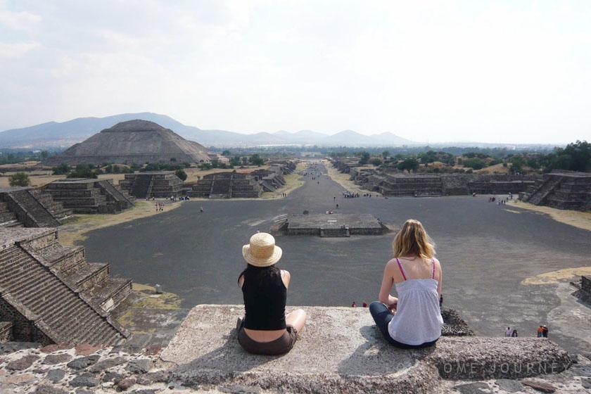 メキシコのテオティワカン遺跡で二人の女性が座っています