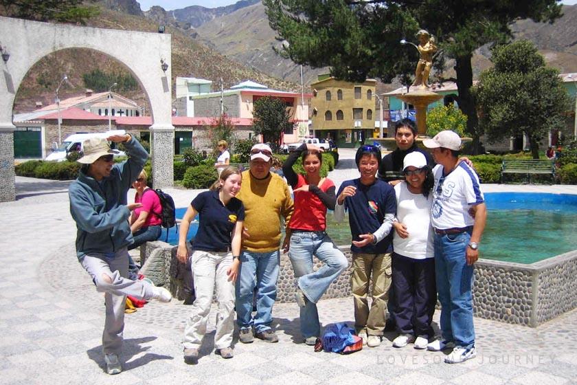ペルー、チバイのアルマス広場で、旅行者のみんなが写真のためポーズを取っています