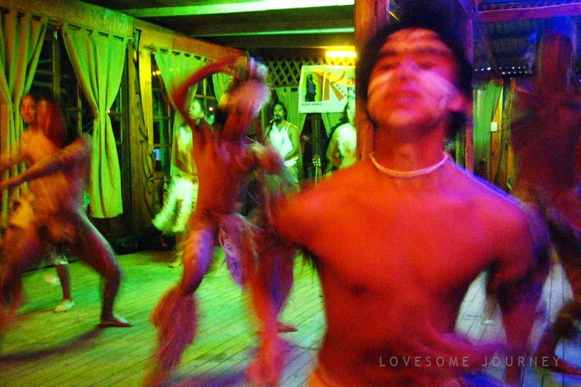 イースター島のラパヌイダンスで、若い男女が民族のダンスを踊っています