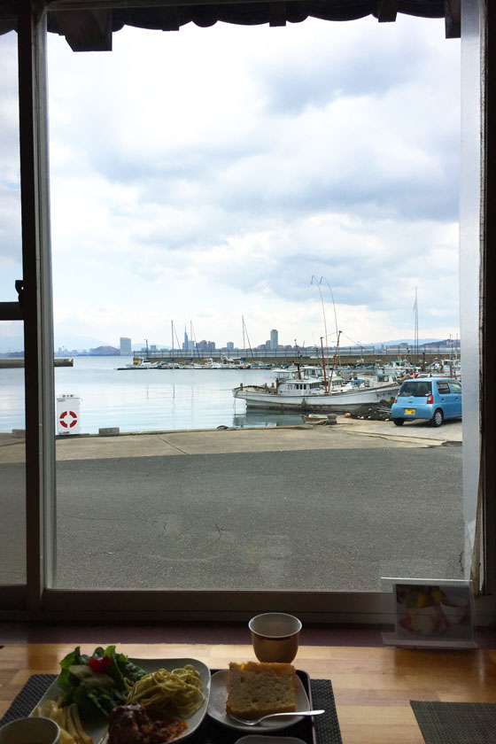 カフェかもめの窓からの眺めです。港に漁船が何艘か停泊しています。