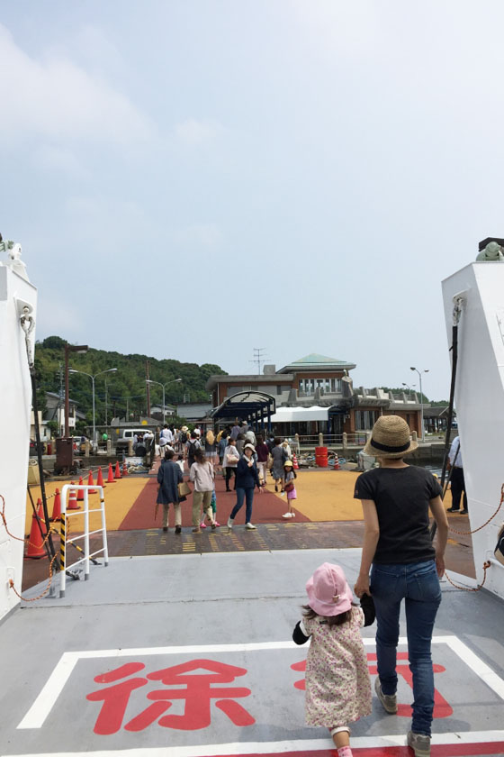 フェリーが能古島に着いて、乗客が下船しているところです。
