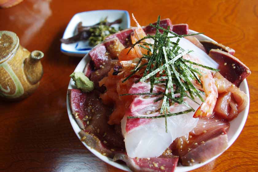 This is a sashimi bowl at Zakko, a seafood restaurant on Nokonoshima.