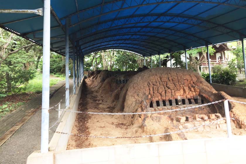 This is the site of a Noko-yaki kiln. The kiln ruins are covered by a blue roof to protect them.